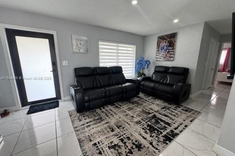 House in Miami Gardens, Florida 3 bedrooms, 98.29 sq.m. № 1850902 - photo 4