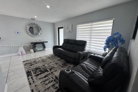 House in Miami Gardens, Florida 3 bedrooms, 98.29 sq.m. № 1850902 - photo 5