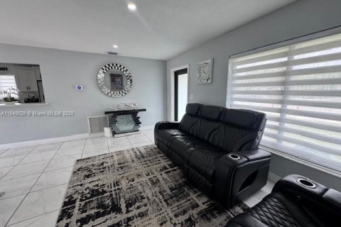 House in Miami Gardens, Florida 3 bedrooms, 98.29 sq.m. № 1850902 - photo 7