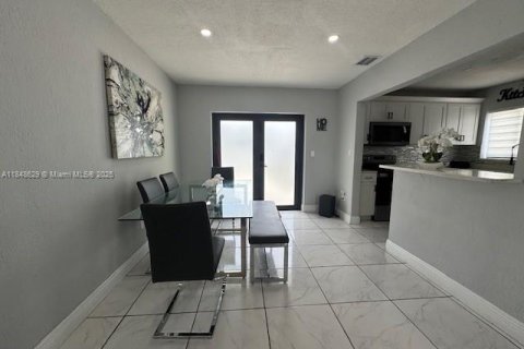 House in Miami Gardens, Florida 3 bedrooms, 98.29 sq.m. № 1850902 - photo 9