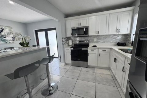 House in Miami Gardens, Florida 3 bedrooms, 98.29 sq.m. № 1850902 - photo 11