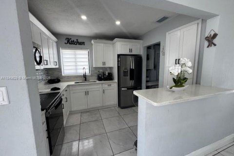 House in Miami Gardens, Florida 3 bedrooms, 98.29 sq.m. № 1850902 - photo 10