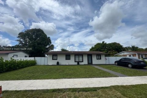 House in Miami Gardens, Florida 3 bedrooms, 98.29 sq.m. № 1850902 - photo 2
