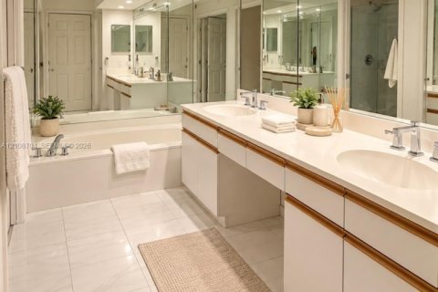 Condo in Aventura, Florida, 2 bedrooms № 2428437 - photo 7