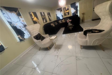House in Kissimmee, Florida 4 bedrooms, 260.96 sq.m. № 2405500 - photo 14