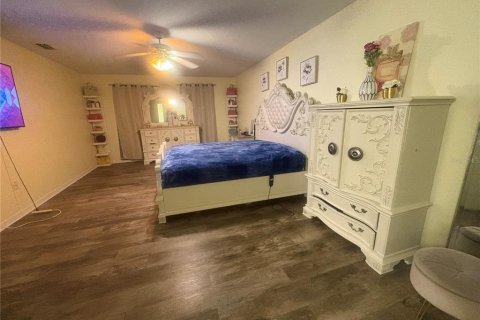 House in Kissimmee, Florida 4 bedrooms, 260.96 sq.m. № 2405500 - photo 11