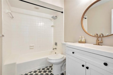 House in Ormond Beach, Florida 2 bedrooms, 118.45 sq.m. № 2135221 - photo 9