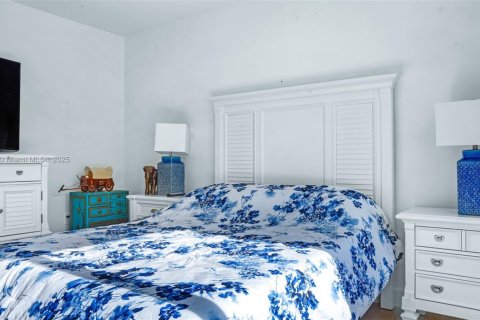 House in North Miami, Florida 5 bedrooms, 254.09 sq.m. № 1645759 - photo 17