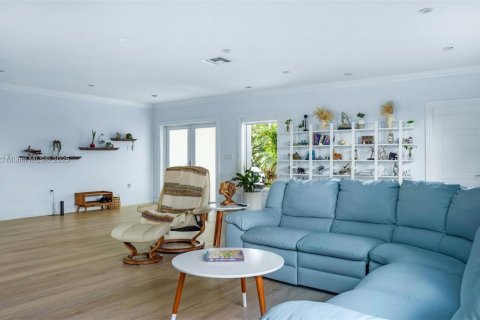 House in North Miami, Florida 5 bedrooms, 254.09 sq.m. № 1645759 - photo 7