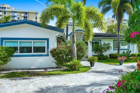 House in North Miami, Florida 5 bedrooms, 254.09 sq.m. № 1645759 - photo 3