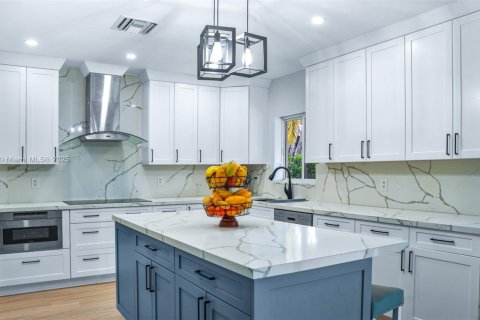 House in North Miami, Florida 5 bedrooms, 254.09 sq.m. № 1645759 - photo 15