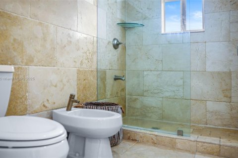 House in North Miami, Florida 5 bedrooms, 254.09 sq.m. № 1645759 - photo 23