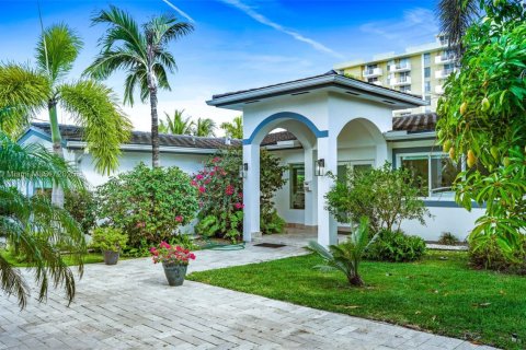 House in North Miami, Florida 5 bedrooms, 254.09 sq.m. № 1645759 - photo 2