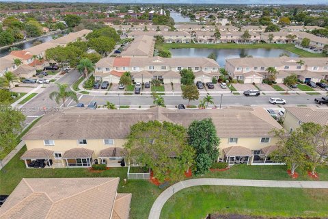 Купить таунхаус в Тамарак, Флорида 1 комната, 144.46м2, № 2005656 - фото 30