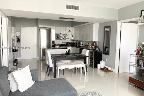 Condo in Miami, Florida, 2 bedrooms  № 1994237 - photo 3