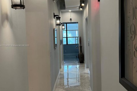 Commercial property in Hollywood, Florida № 1985617 - photo 4