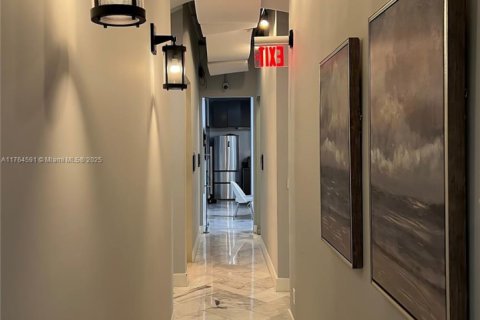 Commercial property in Hollywood, Florida № 1985617 - photo 10