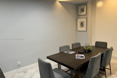 Commercial property in Hollywood, Florida № 1985617 - photo 9