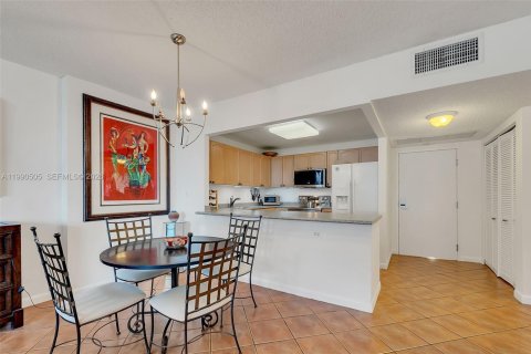 Condo in Miami Beach, Florida, 1 bedroom  № 2053080 - photo 2