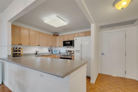 Condo in Miami Beach, Florida, 1 bedroom  № 2053080 - photo 3