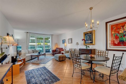 Condo in Miami Beach, Florida, 1 bedroom  № 2053080 - photo 11