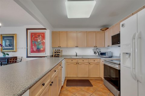 Condo in Miami Beach, Florida, 1 bedroom  № 2053080 - photo 12