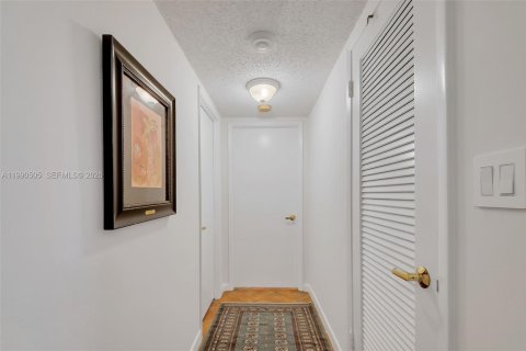 Condo in Miami Beach, Florida, 1 bedroom  № 2053080 - photo 9