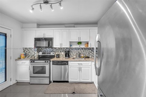 Condominio en alquiler en Lauderhill, Florida, 2 dormitorios, 122.07 m2 № 1946351 - foto 11