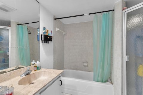 Condominio en alquiler en Lauderhill, Florida, 2 dormitorios, 122.07 m2 № 1946351 - foto 20