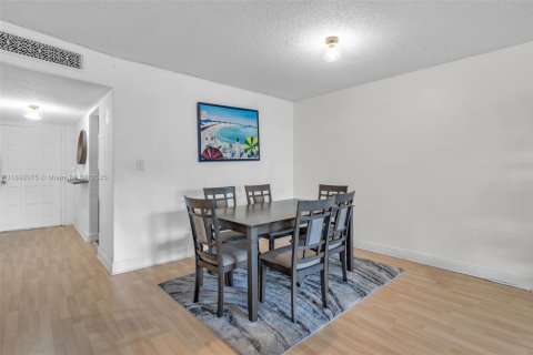 Condominio en alquiler en Lauderhill, Florida, 2 dormitorios, 122.07 m2 № 1946351 - foto 10