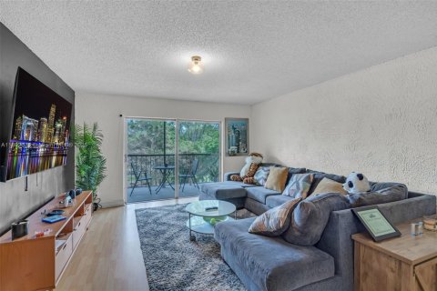 Condominio en alquiler en Lauderhill, Florida, 2 dormitorios, 122.07 m2 № 1946351 - foto 8