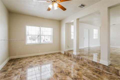 Снять в аренду виллу или дом в Майами-Гарденс, Флорида 3 спальни, 129.69м2, № 1951685 - фото 2