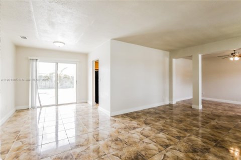 Снять в аренду виллу или дом в Майами-Гарденс, Флорида 3 спальни, 129.69м2, № 1951685 - фото 4