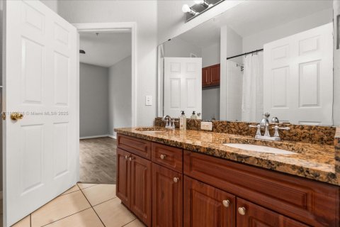 Condominio en venta en Orlando, Florida, 2 dormitorios № 1919992 - foto 16