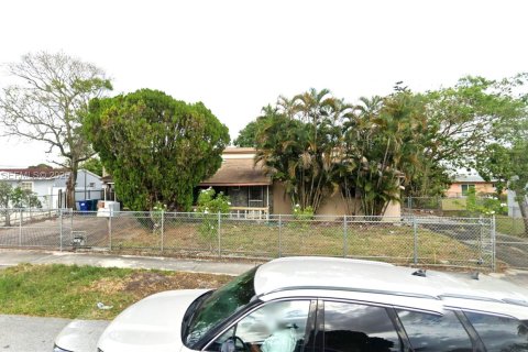 Casa en venta en Miami Gardens, Florida, 5 dormitorios, 262.91 m2 № 2019700 - foto 2