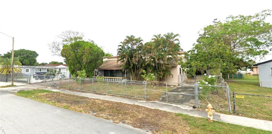Casa en Miami Gardens, Florida 5 dormitorios, 262.91 m2 № 2019700