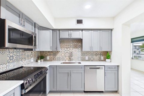 Condo in Clearwater, Florida, 2 bedrooms  № 2229593 - photo 18