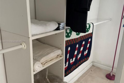 Condo in Miami, Florida, 2 bedrooms  № 1930754 - photo 11