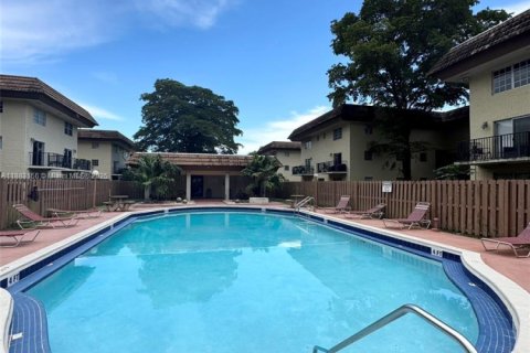 Condo in Miami, Florida, 2 bedrooms  № 1930754 - photo 17