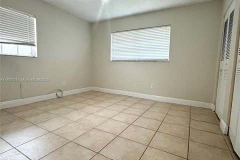 Condo in Miami, Florida, 2 bedrooms  № 1930754 - photo 13