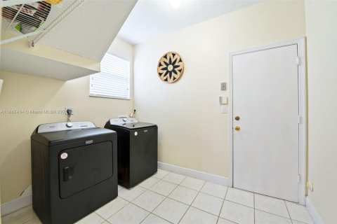Casa en venta en Miramar, Florida, 4 dormitorios, 242.29 m2 № 1946651 - foto 26