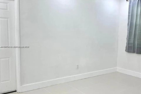 Снять в аренду виллу или дом в Норт-Майами, Флорида 1 спальня, № 2001981 - фото 4