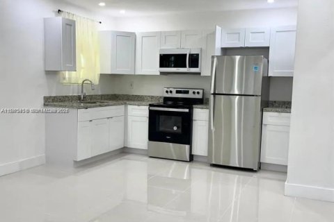 Дом в Норт-Майами, Флорида 1 спальня № 2001981