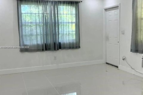 Снять в аренду виллу или дом в Норт-Майами, Флорида 1 спальня, № 2001981 - фото 2