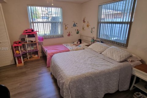 Propiedad comercial en venta en Miami, Florida, 206.8 m2 № 1966755 - foto 5