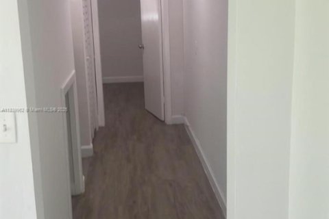 Propiedad comercial en venta en Miami, Florida, 206.8 m2 № 1966755 - foto 19