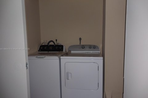 Adosado en alquiler en Miami, Florida, 2 dormitorios, 95.69 m2 № 1945780 - foto 11