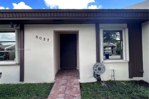 Adosado en alquiler en Miami, Florida, 2 dormitorios, 95.69 m2 № 1945780 - foto 1