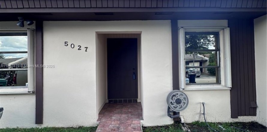 Adosado en Miami, Florida 2 dormitorios, 95.69 m2 № 1945780