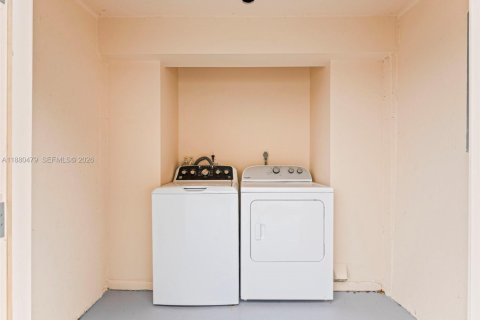 Adosado en alquiler en Miami, Florida, 2 dormitorios, 95.69 m2 № 1945780 - foto 24